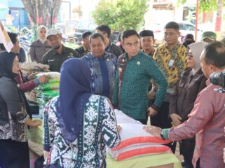 Pj Bupati Kolaka Muh.Fadlansyah membuka Gelar Pangan Murah di Kecamatan Pomalaa. (Risal/Diskominfo)