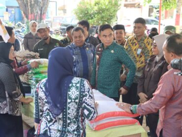 Pj Bupati Kolaka Muh.Fadlansyah membuka Gelar Pangan Murah di Kecamatan Pomalaa. (Risal/Diskominfo)