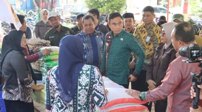 Pj Bupati Kolaka Muh.Fadlansyah membuka Gelar Pangan Murah di Kecamatan Pomalaa. (Risal/Diskominfo)