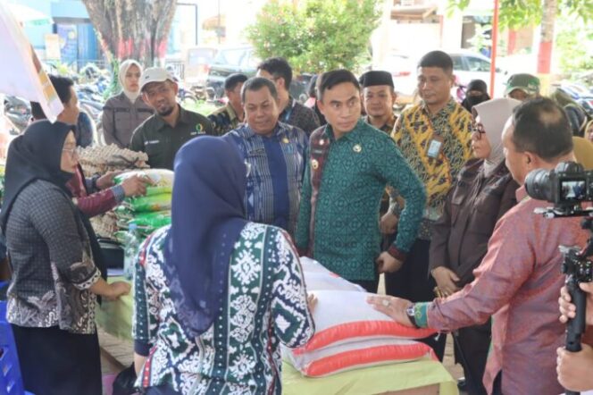 
 Pj Bupati Kolaka Muh.Fadlansyah membuka Gelar Pangan Murah di Kecamatan Pomalaa. (Risal/Diskominfo)