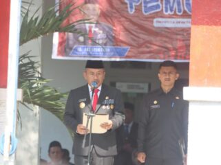 Pjs Bupati Koltim Ari Sismanto membacakan sambutan peringatna hari Sumpah Pemuda di Koltim. (Diskominfo Koltim)
