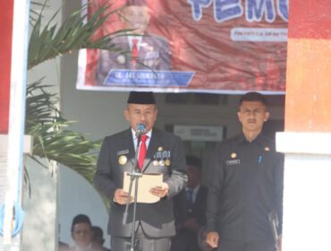 Pjs Bupati Koltim Ari Sismanto membacakan sambutan peringatna hari Sumpah Pemuda di Koltim. (Diskominfo Koltim)