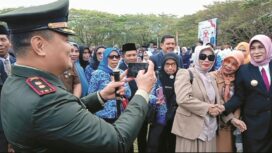 Usai Upacara Kesaktian Pancasila, Dandim 1416 Muna, Letkol Inf Gilles R.B Hogendorp Memotret PJS Bupati Muna, Yuni Nurmalawati (pertama kiri) Saat Menyambangi Peserta Upacara.