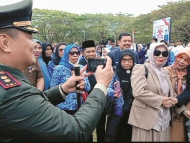 Usai Upacara Kesaktian Pancasila, Dandim 1416 Muna, Letkol Inf Gilles R.B Hogendorp Memotret PJS Bupati Muna, Yuni Nurmalawati (pertama kiri) Saat Menyambangi Peserta Upacara.