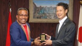 Rektor Universitas Halu Oleo, Prof. Dr. Muhammad Zamrun Firihu, S. Si.,M.Si.,M.Sc (kiri) menguatkan kerja sama internasional dengan Gubernur Hiroshima, Hidehiko Yuzaki (kanan) di Kota Hiroshima, Jepang. Kerja sama itu terkait program internship mahasiswa UHO di perusahaan otomotif yang berbasis di Hiroshima,