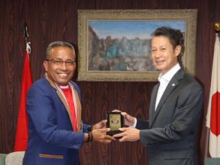 Rektor Universitas Halu Oleo, Prof. Dr. Muhammad Zamrun Firihu, S. Si.,M.Si.,M.Sc (kiri) menguatkan kerja sama internasional dengan Gubernur Hiroshima, Hidehiko Yuzaki (kanan) di Kota Hiroshima, Jepang. Kerja sama itu terkait program internship mahasiswa UHO di perusahaan otomotif yang berbasis di Hiroshima,