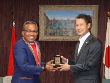 Rektor Universitas Halu Oleo, Prof. Dr. Muhammad Zamrun Firihu, S. Si.,M.Si.,M.Sc (kiri) menguatkan kerja sama internasional dengan Gubernur Hiroshima, Hidehiko Yuzaki (kanan) di Kota Hiroshima, Jepang. Kerja sama itu terkait program internship mahasiswa UHO di perusahaan otomotif yang berbasis di Hiroshima,