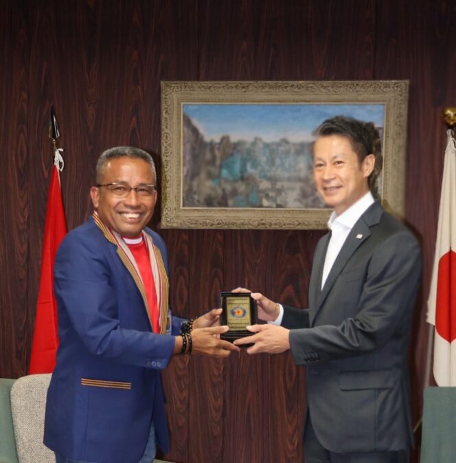 
 Rektor Universitas Halu Oleo, Prof. Dr. Muhammad Zamrun Firihu, S. Si.,M.Si.,M.Sc (kiri) menguatkan kerja sama internasional dengan Gubernur Hiroshima, Hidehiko Yuzaki (kanan) di Kota Hiroshima, Jepang. Kerja sama itu terkait program internship mahasiswa UHO di perusahaan otomotif yang berbasis di Hiroshima,