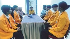 Kepala Dinas Kominfo Kota Kendari, Dr.Nismawati saat menerima enam mahasiswa jurusan Teknik Informatika Fakultas Teknik UHO melaksanakan kerja praktik di intansi yang dipimpinnya, Kamis (1/2). FOTO: Endra