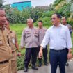 Pj Wali Kota Kendari, Parinringi saat memimpin aksi bersih sampah di Tobuha. Foto Kadamu/Kolaka Pos