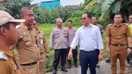 Pj Wali Kota Kendari, Parinringi saat memimpin aksi bersih sampah di Tobuha. Foto Kadamu/Kolaka Pos