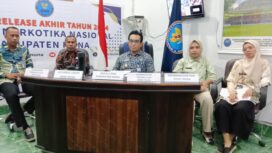 Kapolda Sultra, Irjen Pol Dwi Irianto memimpin upacara Wisuda Purnabakti untuk 15 personel Polri di Aula Dachara.Kadamu/Kolaka Pos
