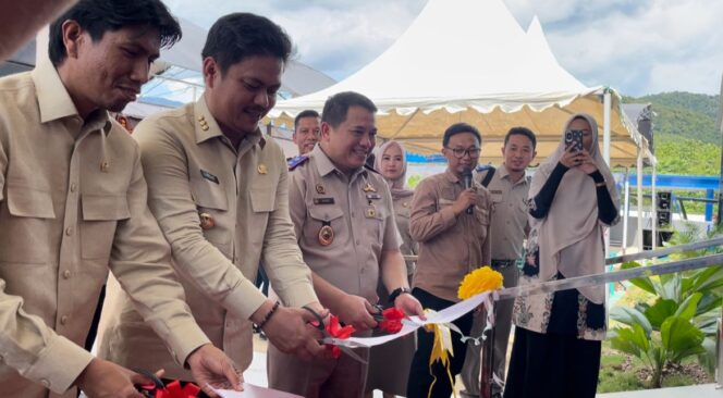 
 Wakil Ketua Komisi II DPR RI Bahtra Banong Bersama Bupati Abd Azis Resmikan Kantor ATR/BPN Koltim