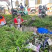 Bupati Koltim Abd Azis turun langsung membersihkan sampah di Kelurahan Raterate