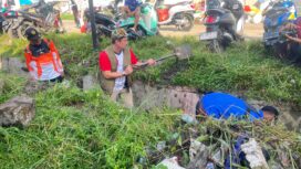 Bupati Koltim Abd Azis turun langsung membersihkan sampah di Kelurahan Raterate