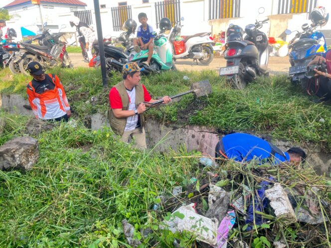 
 Bupati Koltim Abd Azis turun langsung membersihkan sampah di Kelurahan Raterate