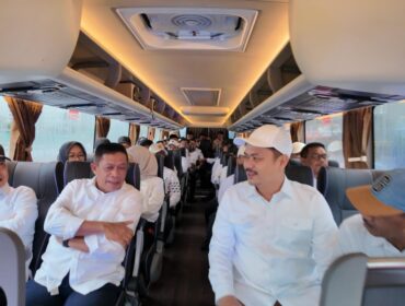 Bupati Koltim Abd Azis (dua dari kanan) bersama gubernur Andi Sumagerukka (kiri) dan Wagub Hugua (dua dari kiri) bercengkerama di dalam bus menuju lokasi gladi bersih pelantikan kepala daerah. 