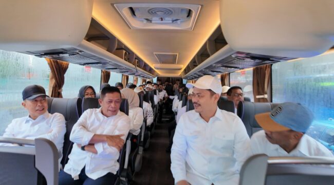 Bupati Koltim Abd Azis (dua dari kanan) bersama gubernur Andi Sumagerukka (kiri) dan Wagub Hugua (dua dari kiri) bercengkerama di dalam bus menuju lokasi gladi bersih pelantikan kepala daerah. 