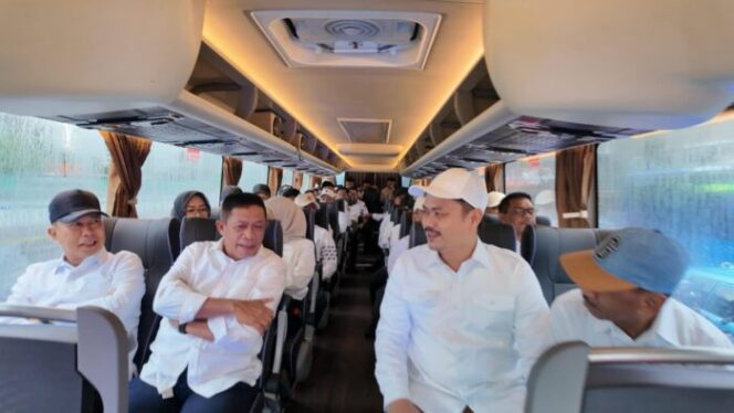 
 Bupati Koltim Abd Azis (dua dari kanan) bersama gubernur Andi Sumagerukka (kiri) dan Wagub Hugua (dua dari kiri) bercengkerama di dalam bus menuju lokasi gladi bersih pelantikan kepala daerah. 