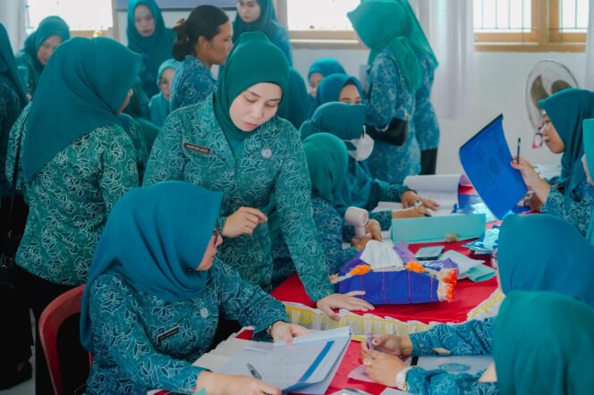
 Hartini Azis Keliling Koltim Monitoring PKK