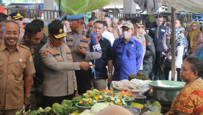 
 Pastikan Stabilitas Harga, Kapolda Sultra Sidak di Pasar Sentral Kendari