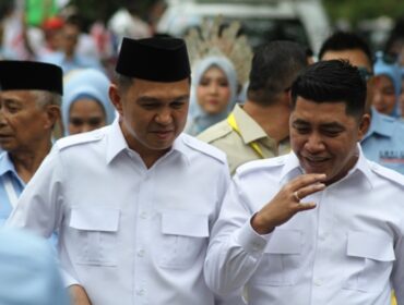 Bupati Kolaka Amri (kiri) dan pasangannya, wakil bupati Kolaka Husmaluddin (kanan).