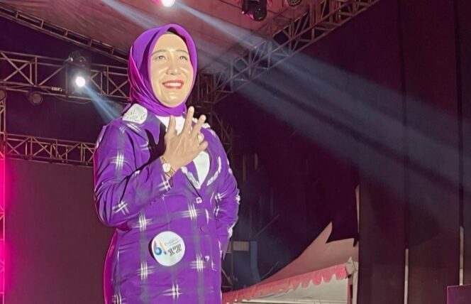 
 Ketua Dekranasda Wakatobi Tampil Gemilang di Ajang Fashion Show HUT Sultra ke-61
