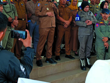 Forum Masyarakat Wumbubangka Bersatu menggelar aksi unjuk rasa menolak rencana pembangunan smelter oleh PT Sultra Industrial Park di Desa Wumbubangka. FOTO: Ld Haliqfat