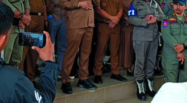 Forum Masyarakat Wumbubangka Bersatu menggelar aksi unjuk rasa menolak rencana pembangunan smelter oleh PT Sultra Industrial Park di Desa Wumbubangka. FOTO: Ld Haliqfat
