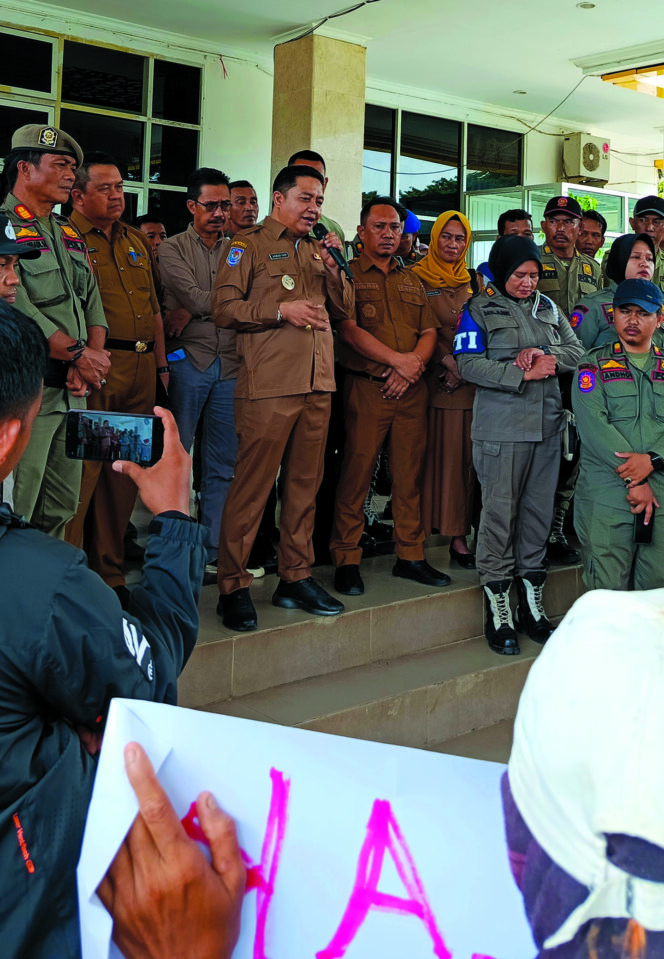
 Forum Masyarakat Wumbubangka Bersatu menggelar aksi unjuk rasa menolak rencana pembangunan smelter oleh PT Sultra Industrial Park di Desa Wumbubangka. FOTO: Ld Haliqfat