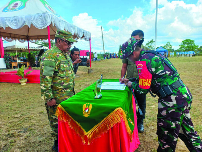 
 Bupati Bombana H. Bupati Bombana resmi membuka pelaksanaan TNI Manunggal Membangun Desa (TMMD) ke-124 tahun 2025 di Kecamatan Matausu, Bombana, Selasa (6/5). FOTO: Ld Haliqfat
