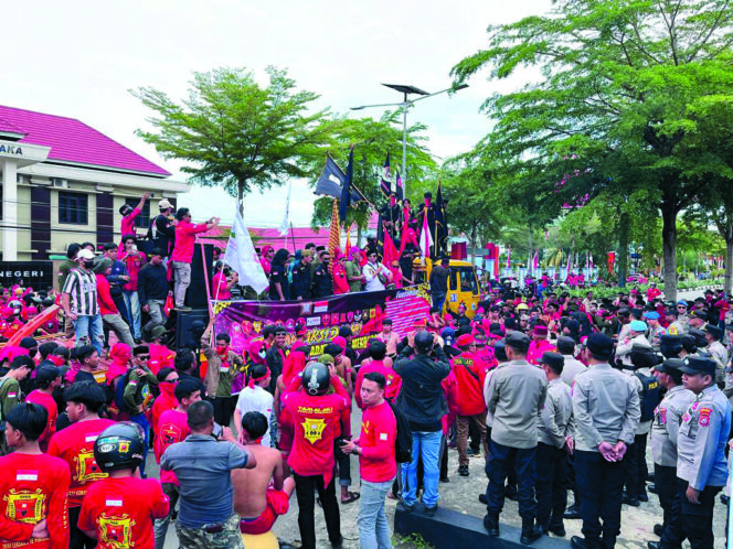 
 Buruh Menggugat, PT IPIP Dikuasai TKA China