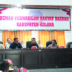 Hasil rapat dengar pendapat (RDP) yang digelar DPRD Kolaka, Rabu (30/4), memutuskan bahwa PT IPIP, SLG dan AMI wajib membayar ganti rugi atas gagal panennya 10 hektar tambak milik warga Desa Sopura, akibat banjir pada 11 Maret lalu. FOTO: Humas DPRD Kolaka