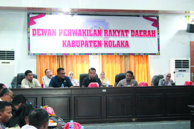 
 Hasil rapat dengar pendapat (RDP) yang digelar DPRD Kolaka, Rabu (30/4), memutuskan bahwa PT IPIP, SLG dan AMI wajib membayar ganti rugi atas gagal panennya 10 hektar tambak milik warga Desa Sopura, akibat banjir pada 11 Maret lalu. FOTO: Humas DPRD Kolaka