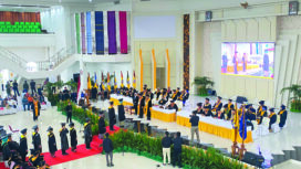Prosesi wisuda mahasiswa lulusan UHO Kendari di Auditorium Mokodompit UHO, Selasa (6/5). FOTO: Endra