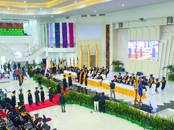 
 Prosesi wisuda mahasiswa lulusan UHO Kendari di Auditorium Mokodompit UHO, Selasa (6/5). FOTO: Endra