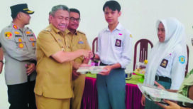 Bupati Muna, Bachrun Labuta Salurkan MBG Ke Sekolah dan Diawasi Forkompinda. FOTO: Ahmad