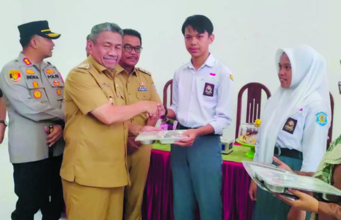 
 Bupati Muna, Bachrun Labuta Salurkan MBG Ke Sekolah dan Diawasi Forkompinda. FOTO: Ahmad