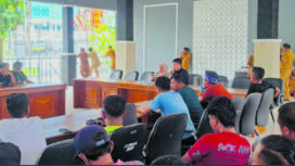 Driver Konvesional saat menyampaikan aspirasi dan diterima Komisi III DPRD Sultra. Foto: Kadamu