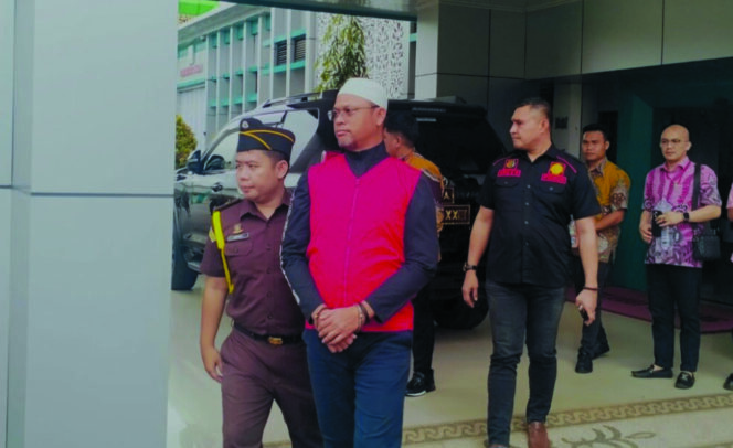 
 Kepala KUPP Kolaka, Supriadi saat ditahan Kejati Sultra atas kasus dugaan korupsi. Foto Kadamu