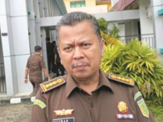 Aspidsus Kejati Sultra, Iwan Catur Karyawan saat memberikan keterangan. Foto: Kadamu