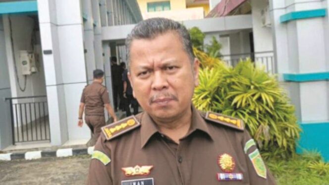 
 Aspidsus Kejati Sultra, Iwan Catur Karyawan saat memberikan keterangan. Foto: Kadamu