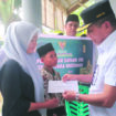 Bupati Butur Afirudin Mathara menyerahkan bantuan dana ZIS kepada para penerima manfaat, Rabu (7/5). FOTO: Ist