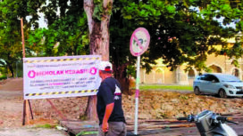 Halaman parkiran Masjid Baitul Makmur tampak sudah digali untuk rencana mendirikan gerai Indomaret. FOTO: Ahmad