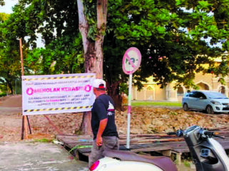 Halaman parkiran Masjid Baitul Makmur tampak sudah digali untuk rencana mendirikan gerai Indomaret. FOTO: Ahmad