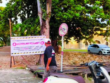 Halaman parkiran Masjid Baitul Makmur tampak sudah digali untuk rencana mendirikan gerai Indomaret. FOTO: Ahmad