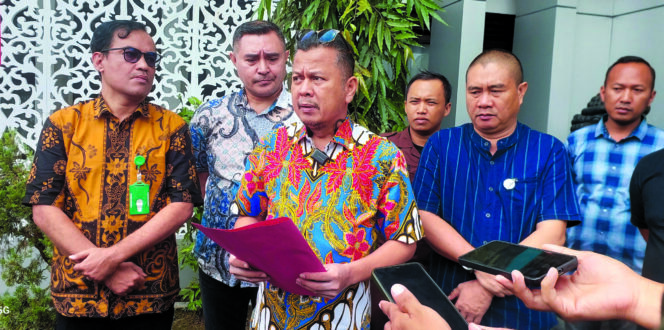 
 Aspidusus Kejati Sultra, Iwan Catur Karyawan saat memberikan keterangan. Foto Kadamu/
