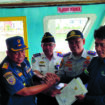 Kepala KSOP Kendari, Raman kiri saat penyerahan Surat Persetujuan Berlayar (SPB) dari BPTD ke KSOP. Foto Kadamu