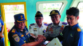 Kepala KSOP Kendari, Raman kiri saat penyerahan Surat Persetujuan Berlayar (SPB) dari BPTD ke KSOP. Foto Kadamu