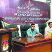 Mantan Sekretaris KPU Muna Halisi memberikan sambutan dalam acara perpisahan di Aula KPU Muna, Rabu (7/5). FOTO: Ahmad